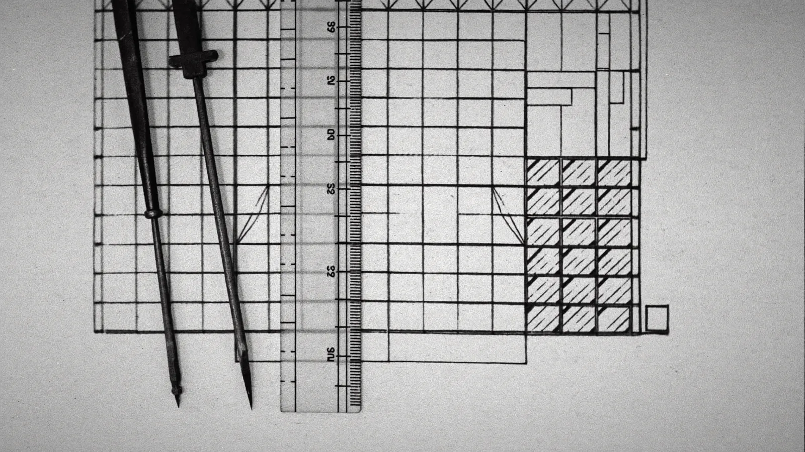 Plan d'architecte à l'encre noire, règle et compas sur papier blanc, noir et blanc